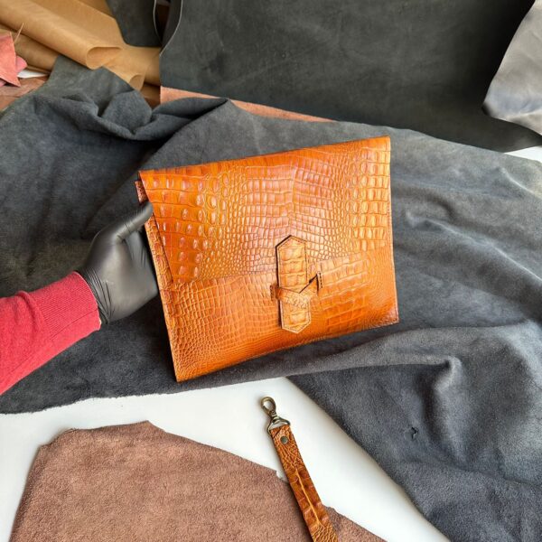 L-92 Leather Clutch Bag - Image 10