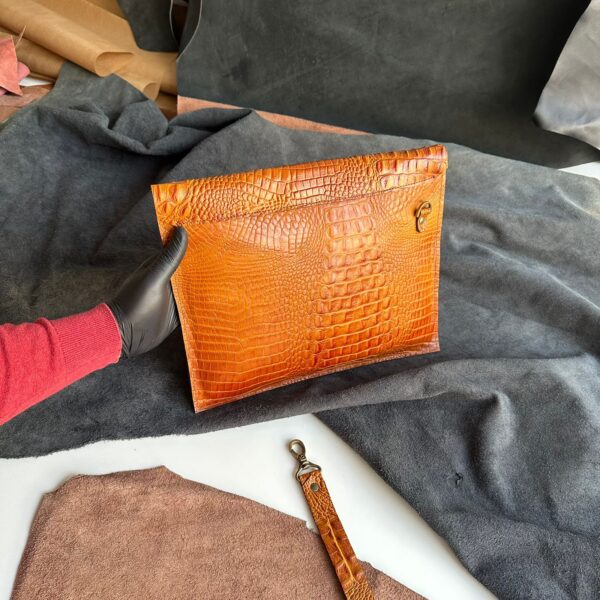 L-92 Leather Clutch Bag - Image 12