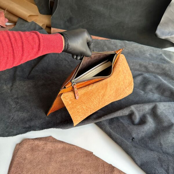 L-92 Leather Clutch Bag - Image 14