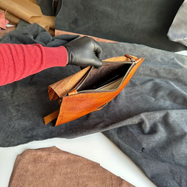L-92 Leather Clutch Bag - Image 15